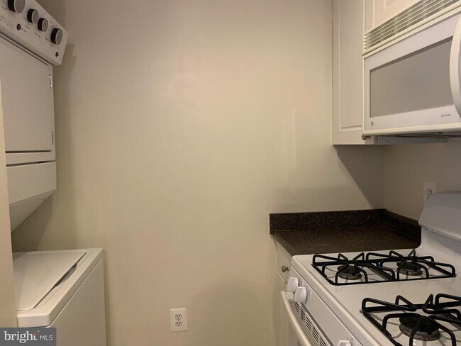 Building Photo - 2791 Centerboro Dr