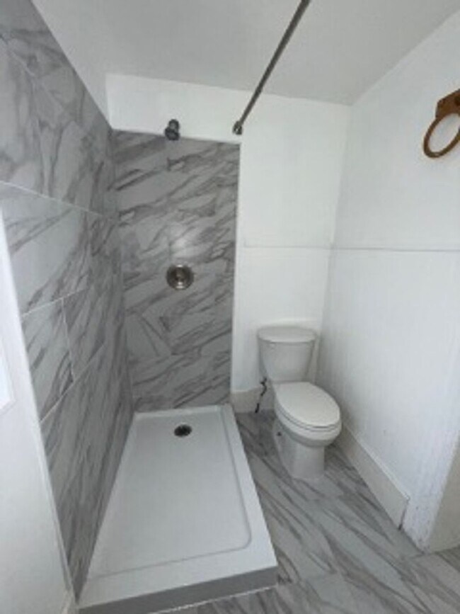 Building Photo - 321 E Price St