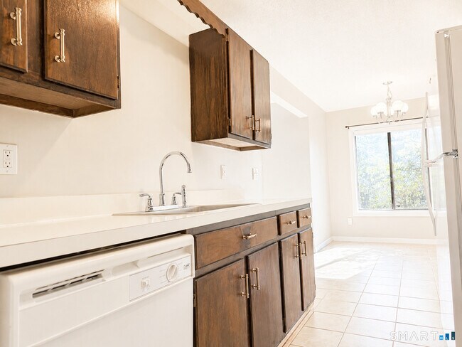 Building Photo - 10 Woodsedge Dr