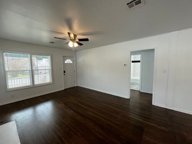 Building Photo - KW 3 bedroom 1 Full bath