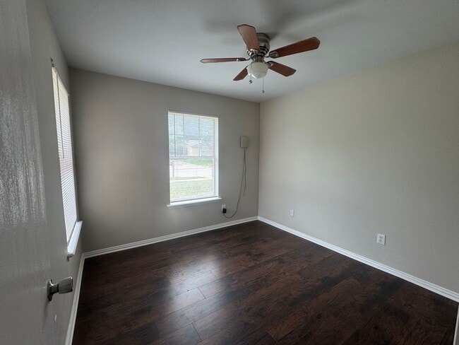 Building Photo - Move in Ready - 4 bedroom 2 bath