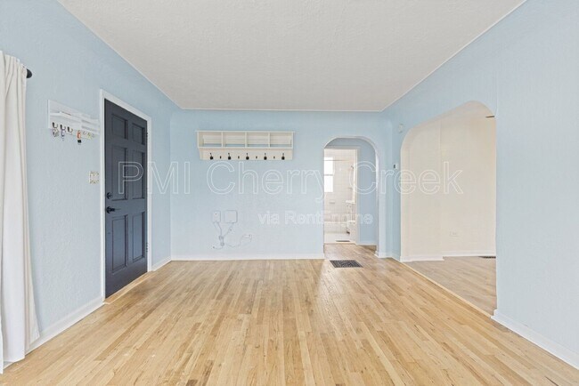 Building Photo - 156 S Newton St