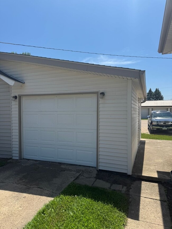 Building Photo - Newly Renovated 2 Bedroom Home Available f...
