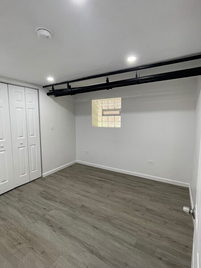 Bedroom - 3136 N Kostner Ave