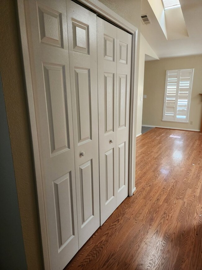 Building Photo - 3 Bedroom 2 Bath in HOA Community with Com...