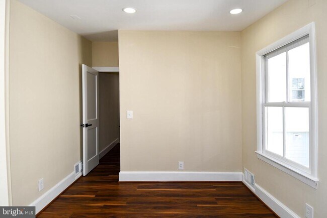 Building Photo - 216 S Henry St