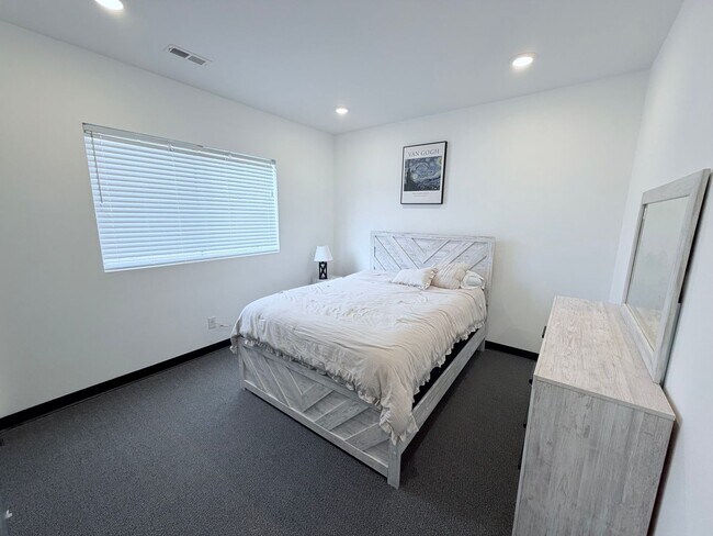 Building Photo - 385 S Clinton Ave