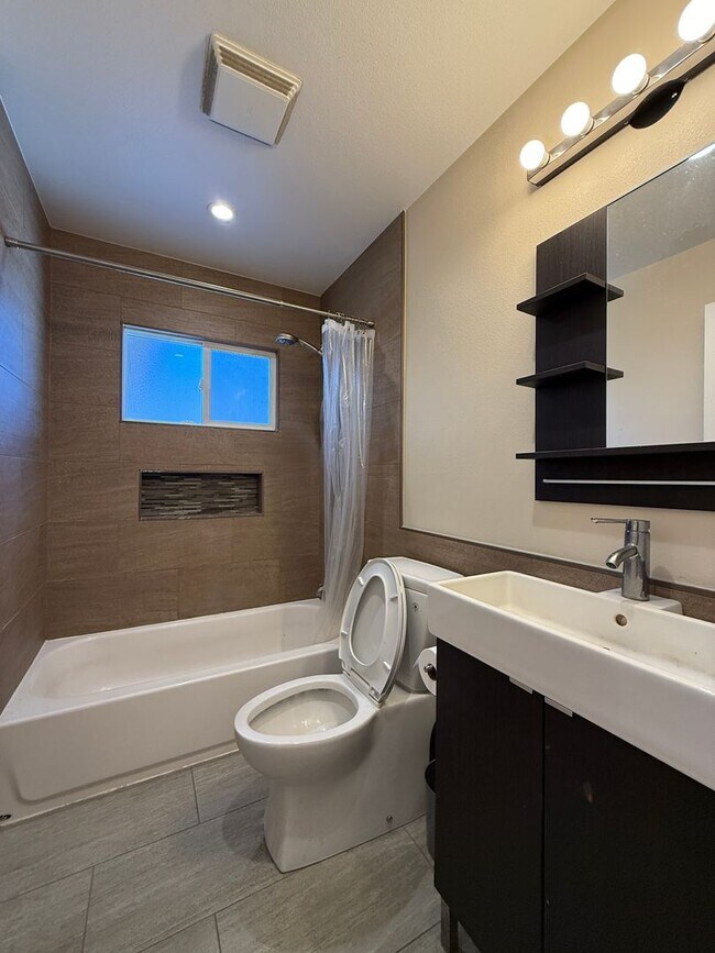 Building Photo - Updated single-level home located in the highly sought-after Killarney Farms neighborhood of Sant...