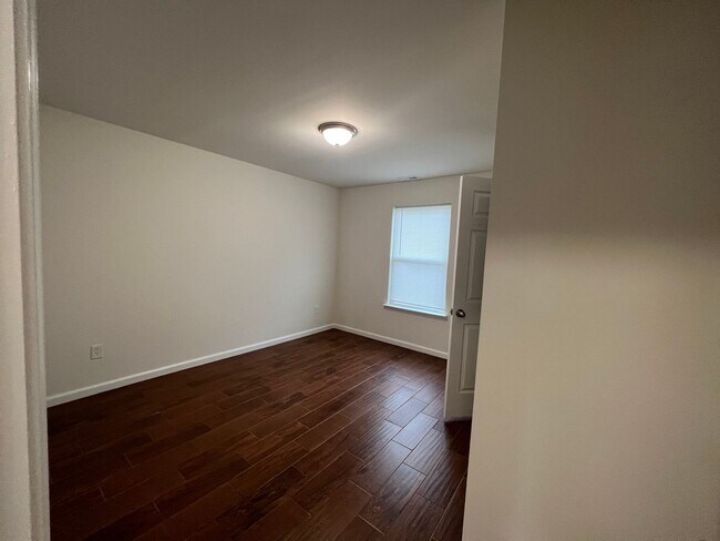 Building Photo - 3 bed/2 bath with 1 car garage for lease