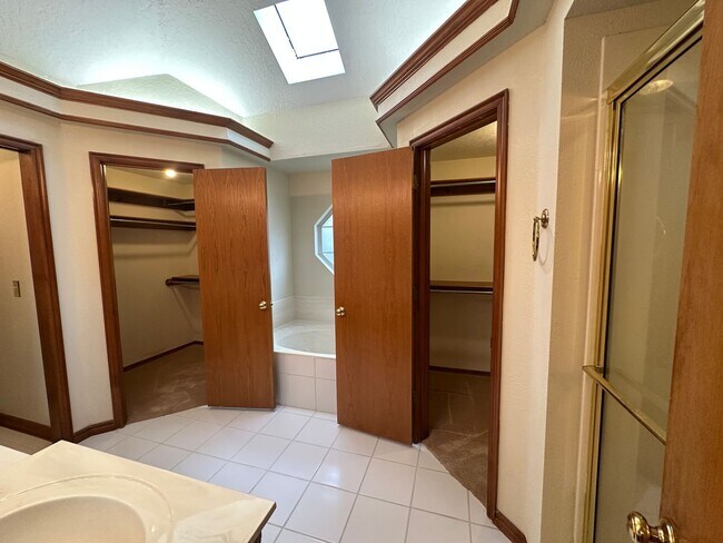 Building Photo - 4 Bed, 2.5 Bath Brick home with 2 car garage