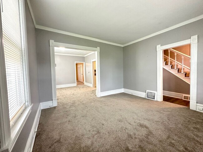 Building Photo - AVAILABLE MAY 2026 - 3 BED 1.5 BATH