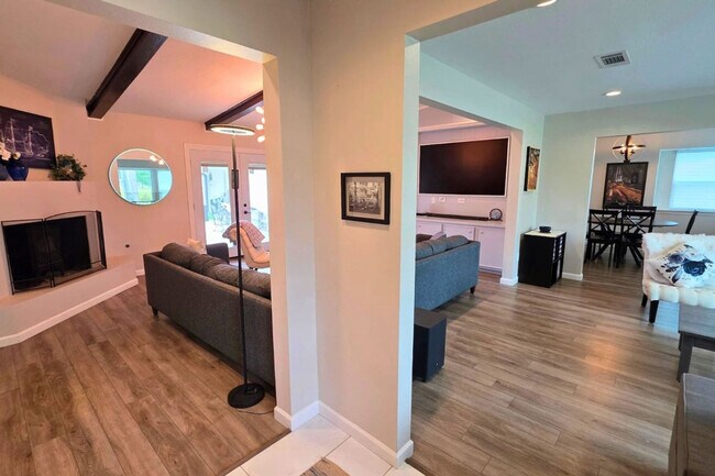 Building Photo - 1810 San Sebastian Ln