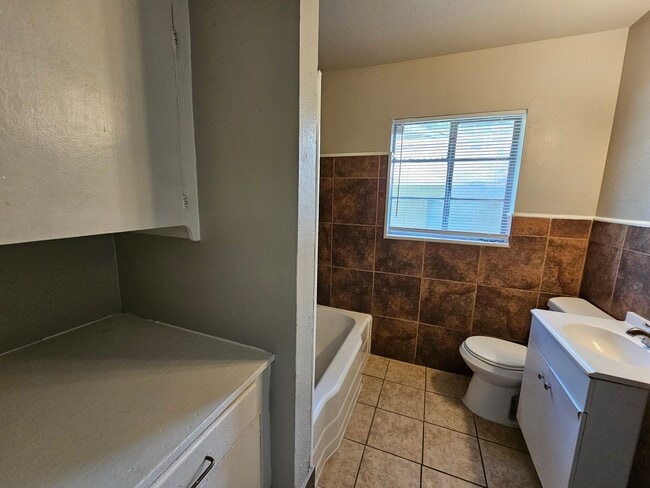 Building Photo - 2bed 1 bath near VA Hospital