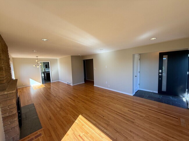 Building Photo - Stunning 4 Bed 4 Bath Home Steps from Golden Gardens in Ballard with MIL Suite