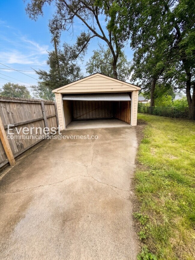 Building Photo - Charming Home with Detached Garage and Basement! | Pet Friendly