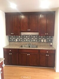 Building Photo - 524 W 81st St