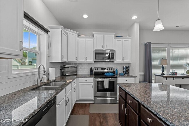 Building Photo - 2025 Alder Ln