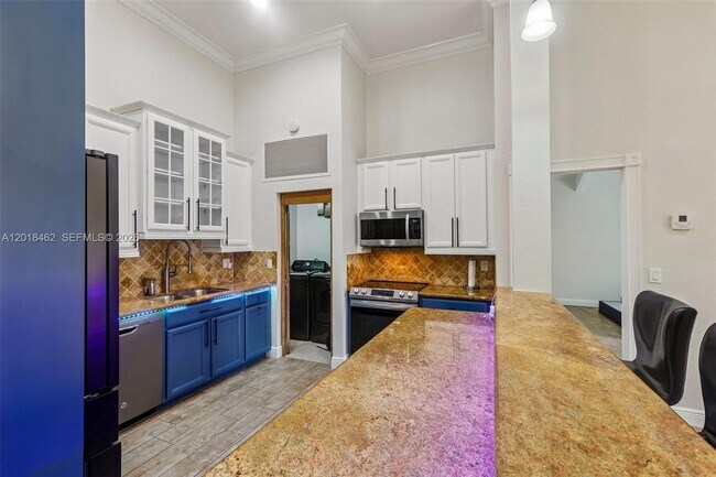 Building Photo - 2731 Parkview Dr S