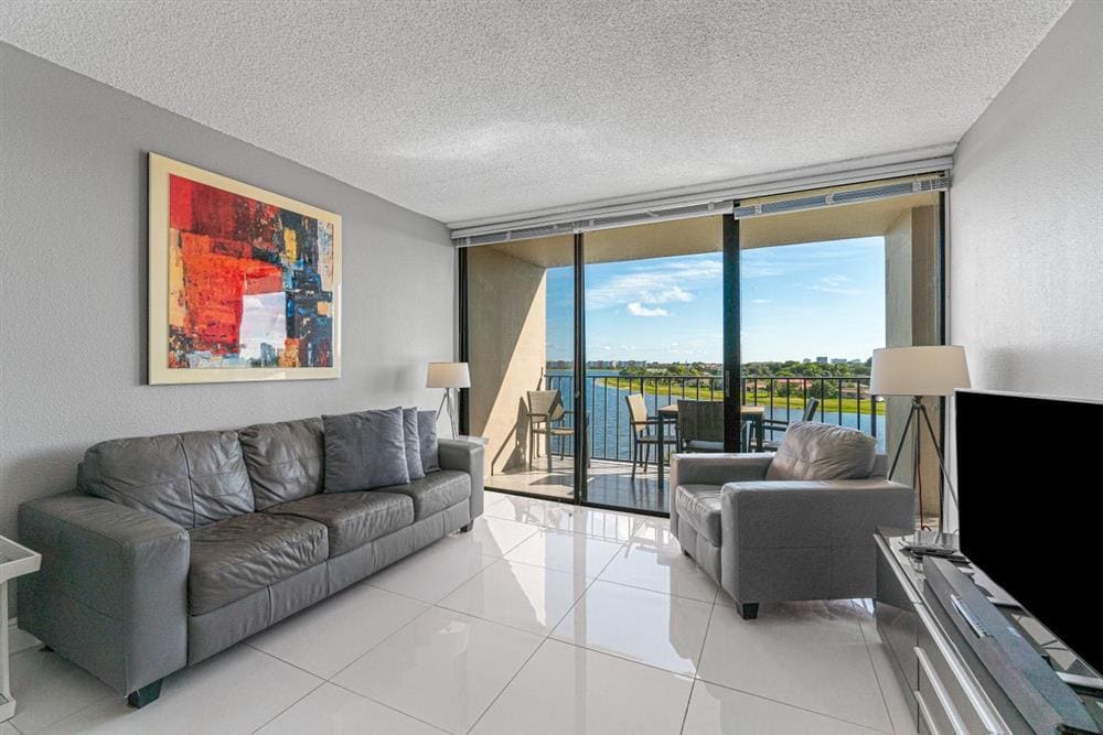 Building Photo - 1830 Embassy Dr