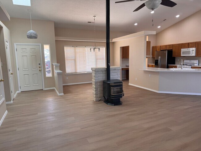 Building Photo - 3 Bedroom, 2 Bathroom Home in Tijeras, NM