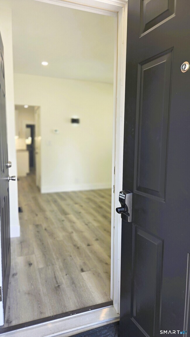 Building Photo - 14 Meadow St