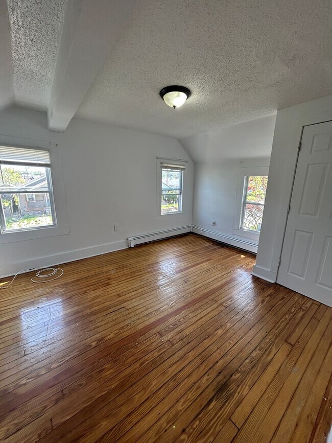 Building Photo - Lovely 4 Bedroom Single Family House in Neptune!