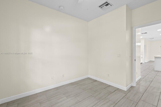 Building Photo - 2700 Creekside Dr