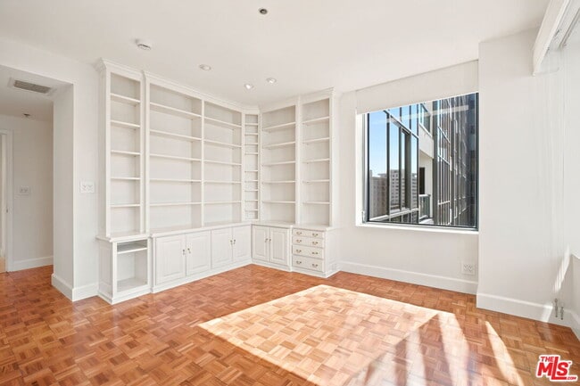 Building Photo - 10724 Wilshire Blvd