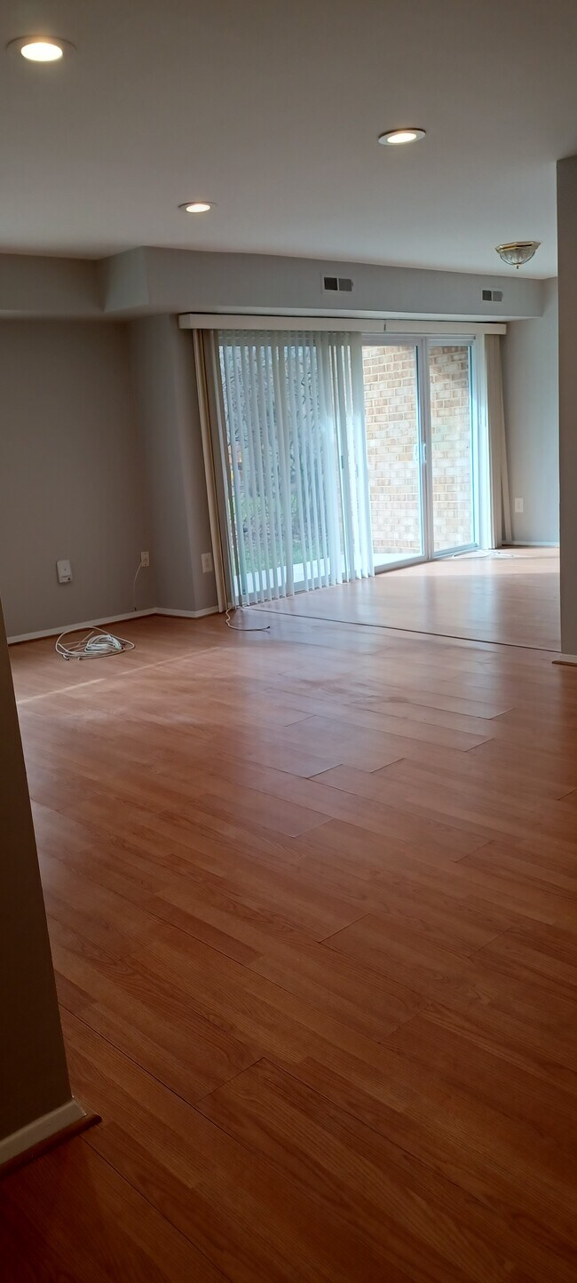 living /dining room - 8001 Chanute Pl