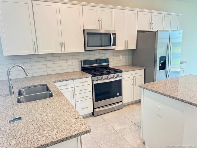 Building Photo - 10214 SW Captiva Dr