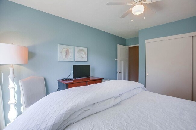 Building Photo - 453 S Sierra Ave