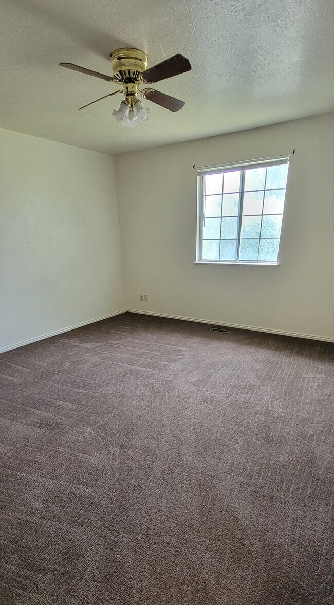 Building Photo - 190 W 700 N