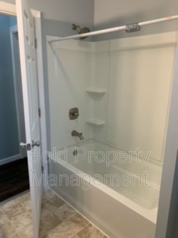 Building Photo - 910 Walnut St