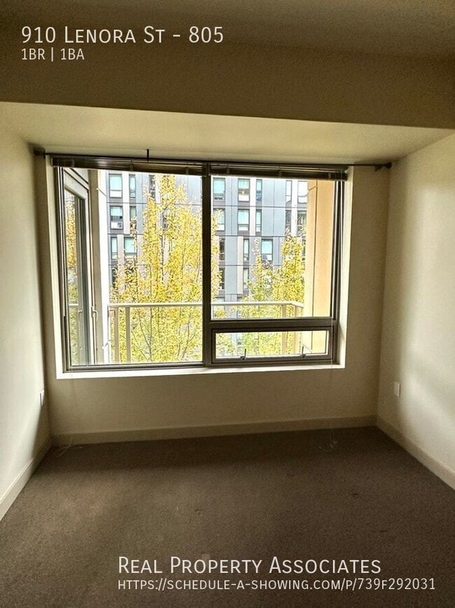 Building Photo - 910 Lenora St