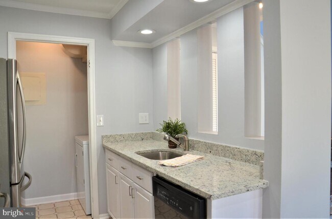 Building Photo - 3311 Lakeside View Dr