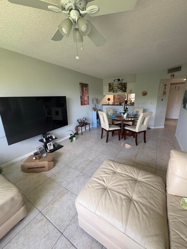 Building Photo - 10107 Twin Lakes Dr
