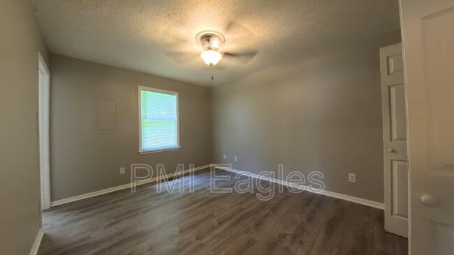 Building Photo - 504 Willow Ln