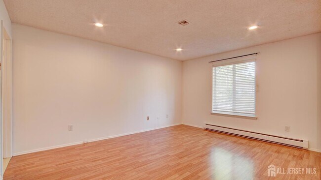 Building Photo - 94C Salix Plaza