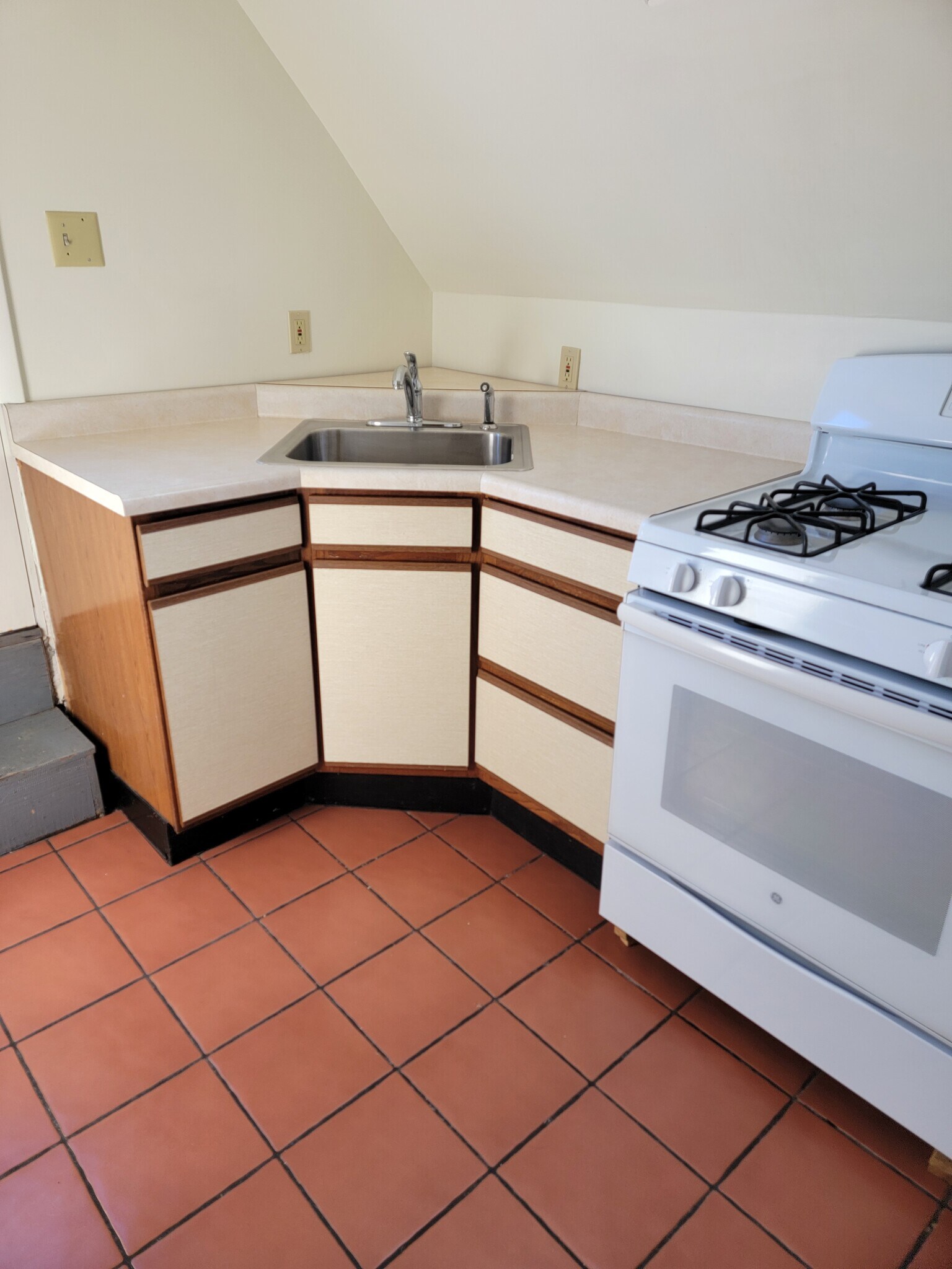 Kitchen - 5517 Claybourne St