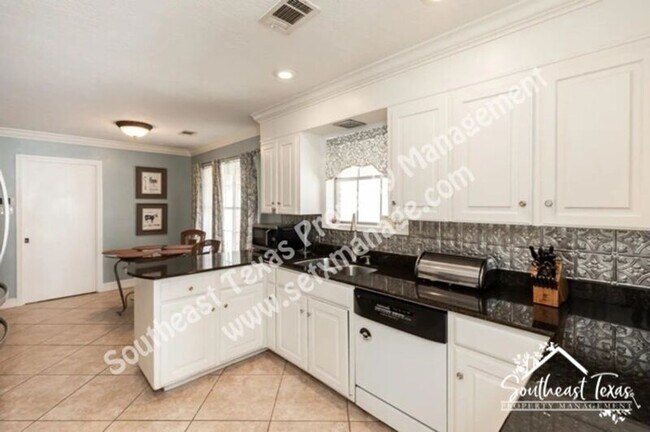 Building Photo - 6030 Zenith St