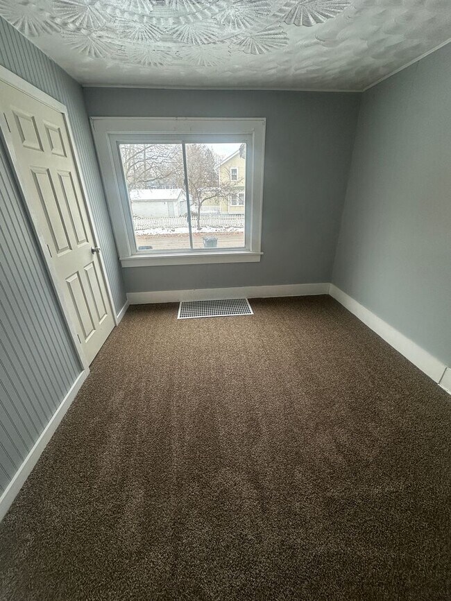 Building Photo - 4 Bed / 2 Bath Fully Updated Home on Corner Lot!