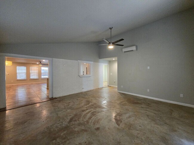 Building Photo - 1.5 Miles to Gruene / Fridge, Washer & Dryer Included / 2 Living Areas / Tons of Space / No Carpe...