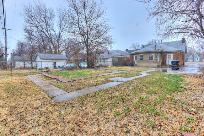 Building Photo - Charming 3-bedroom, 1-bathroom house - Available now!