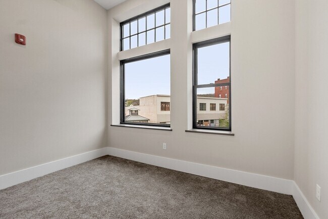 Building Photo - 409 Main St