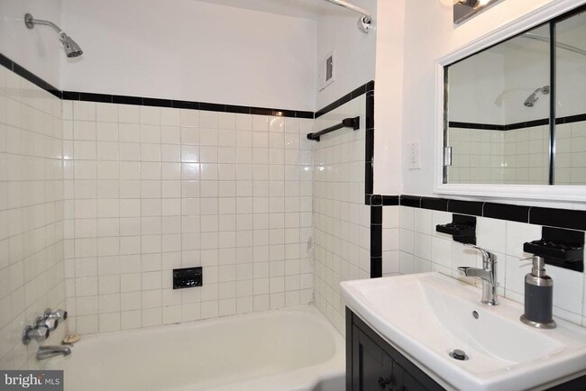 Building Photo - 915 Hughes Mews NW