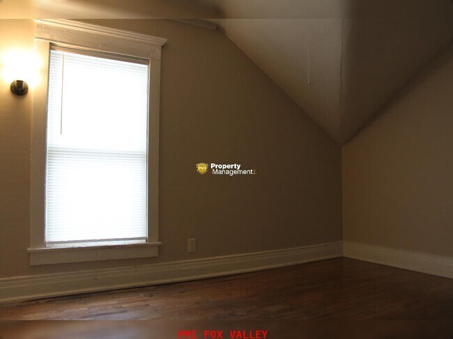 Building Photo - 4 Bedrooms 2 Kitchens & 2 Bathrooms