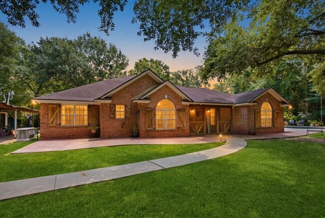 Building Photo - 223 Pin Oak Ln
