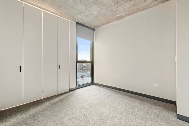 Building Photo - 1372 W Randolph St