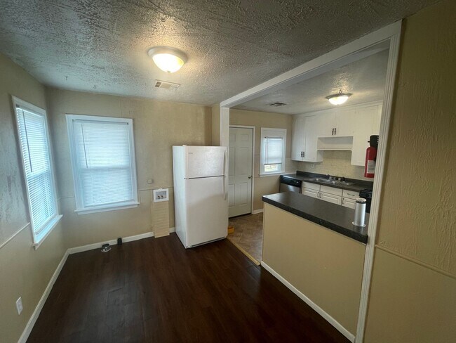 Building Photo - 2 bed 1 bath, laundry connections, large fenced yard, corner lot!