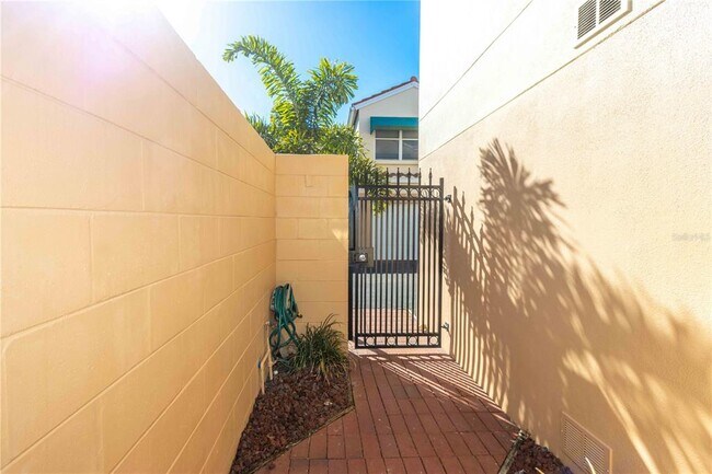 Building Photo - 824 Padua Ln